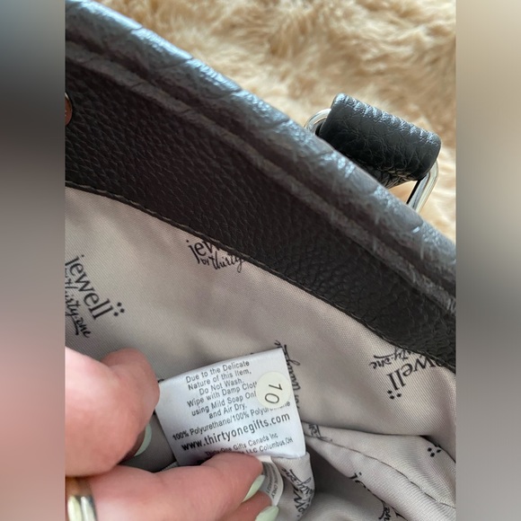 Jewell Thirty One Gray Snake
Embossed Purse WI
Removable Shoulder Strap - Picture 6 of 7